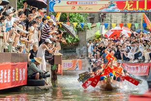 女篮新星王芙蕖晒近照：祝大家新年快乐？